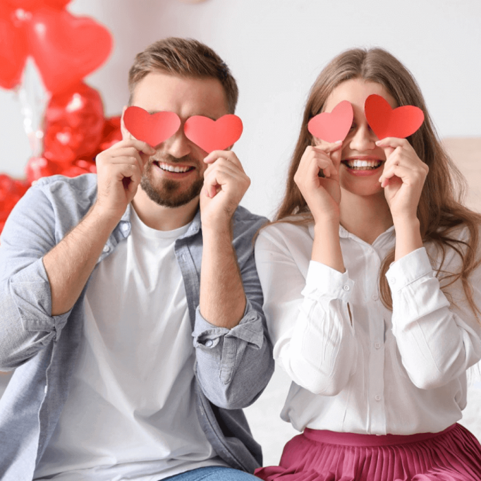 coppia innamorati San Valentino con occhi a forma di cuore