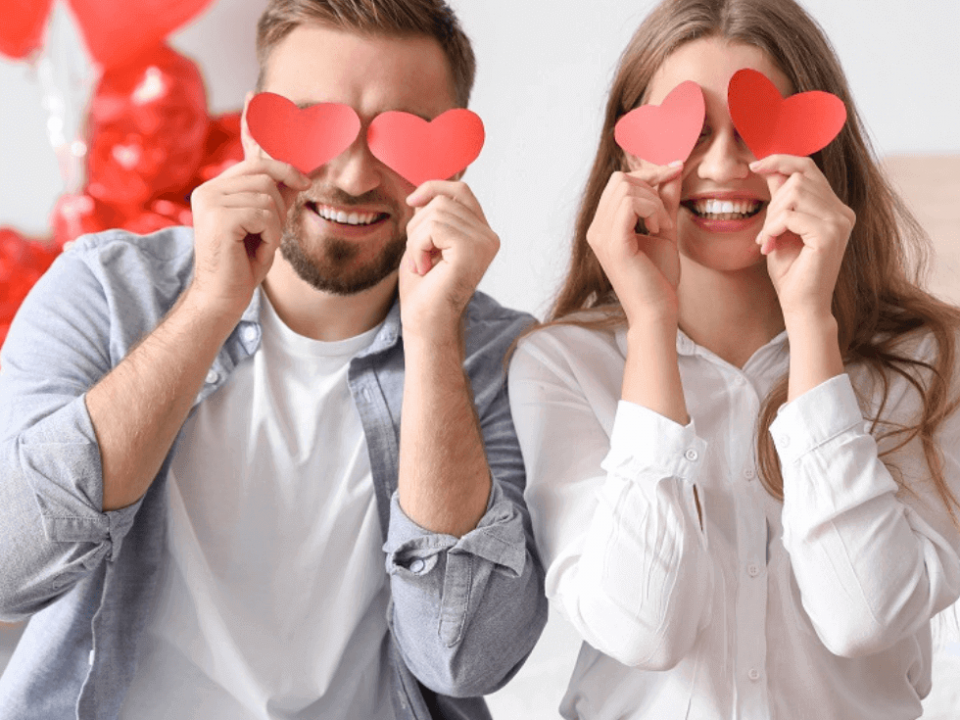 coppia innamorati San Valentino con occhi a forma di cuore
