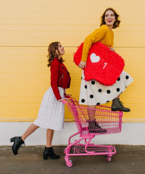 donne amiche su un carrello rosa