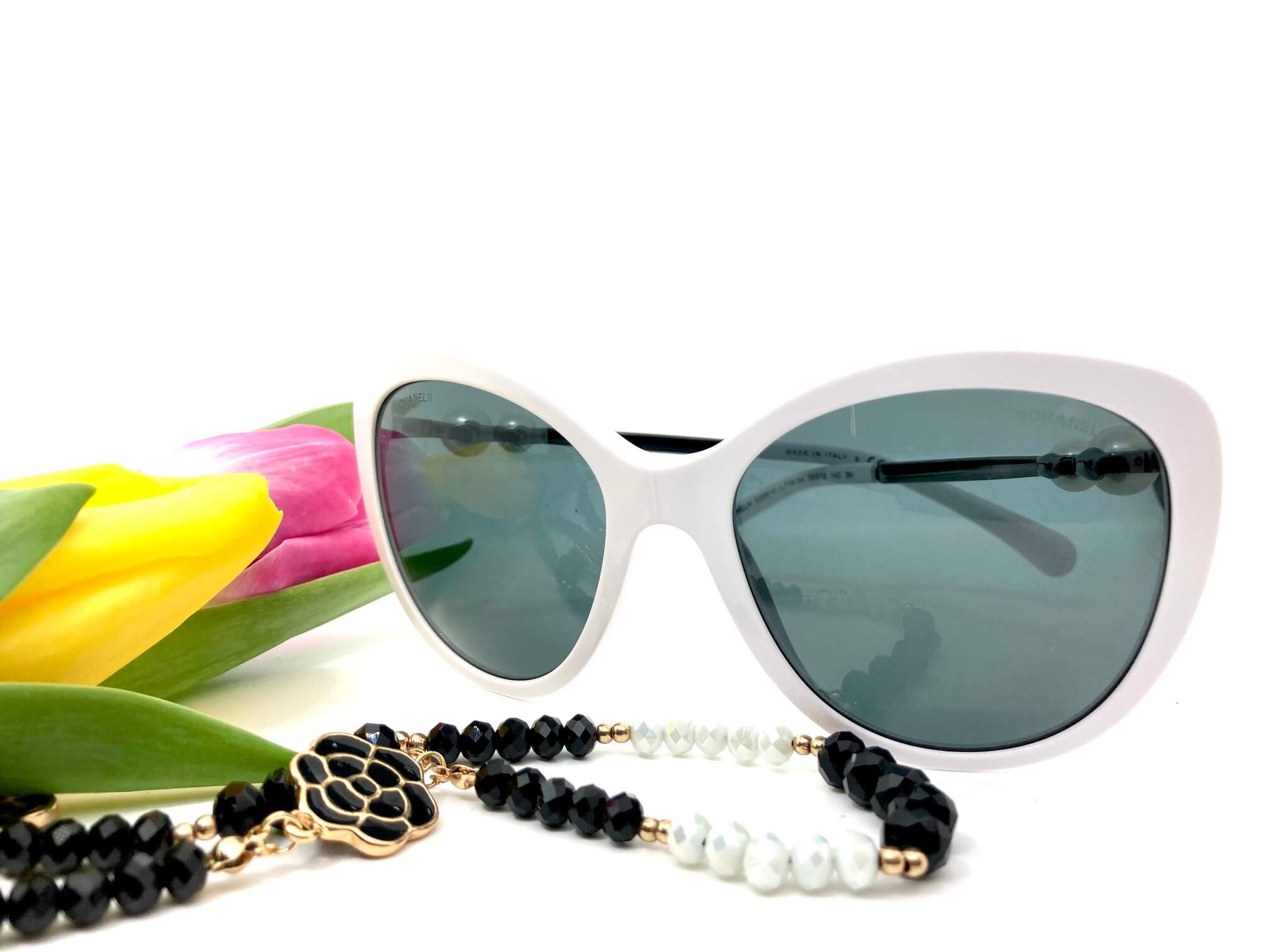 occhiale da sole Chanel bianco asta perla e catena versione fiori idea regalo festa della donna