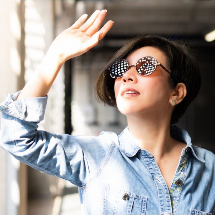 ragazza con lenti fotocromatiche