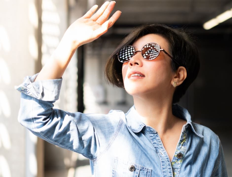 ragazza con lenti fotocromatiche