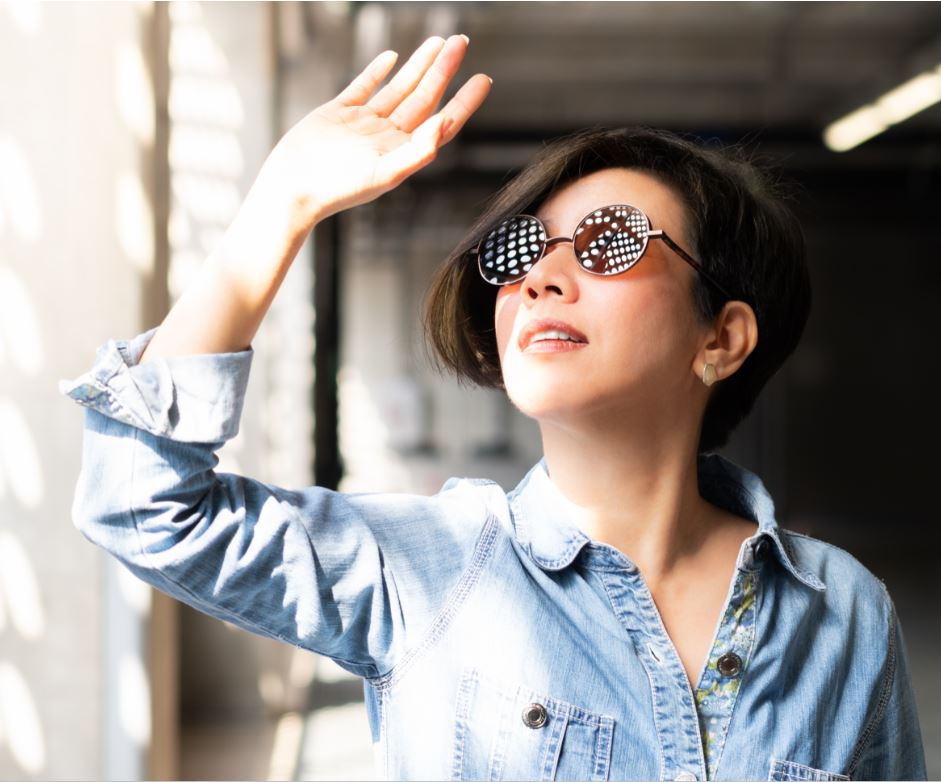 ragazza con lenti fotocromatiche