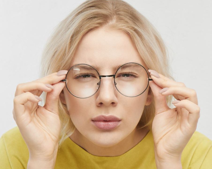 donna con occhiali affetta da ipermetropia