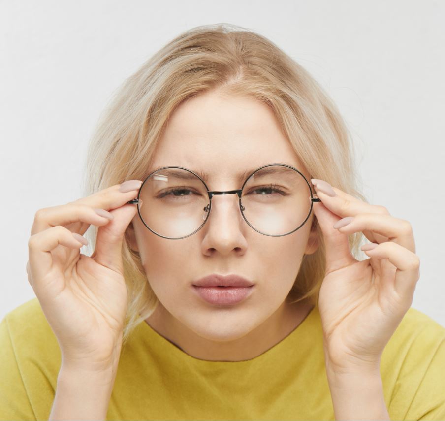 donna con occhiali affetta da ipermetropia