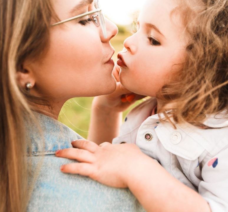 madre e figlia che si baciano