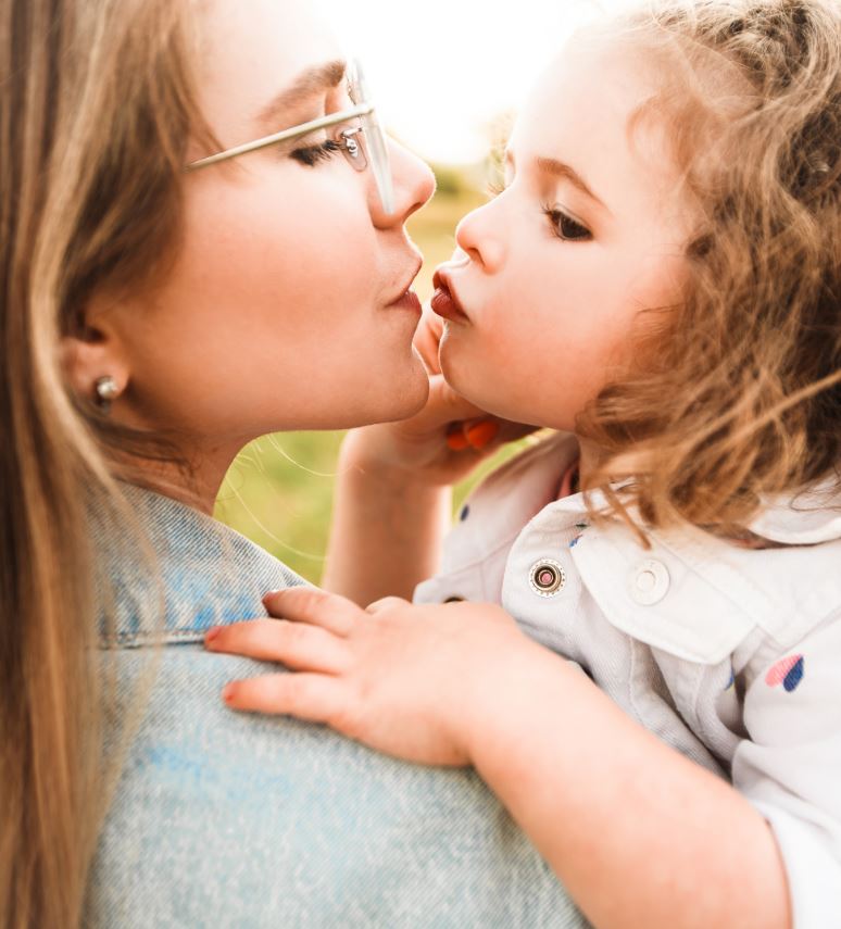 madre e figlia che si baciano