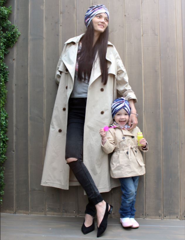 mamma con trench con bambina