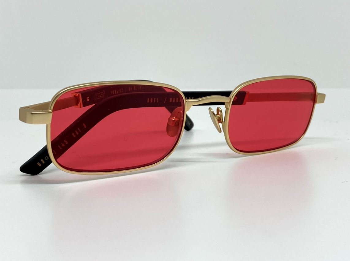 occhiali da sole con lenti rosse