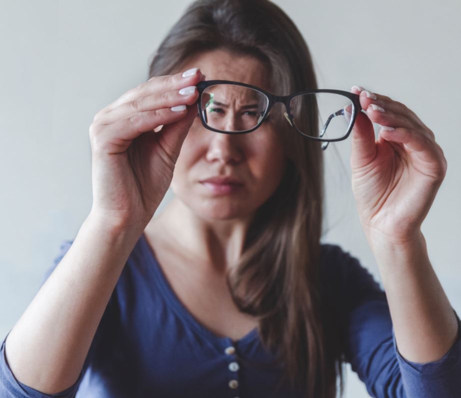 ragazza con occhiali per astigmatismo