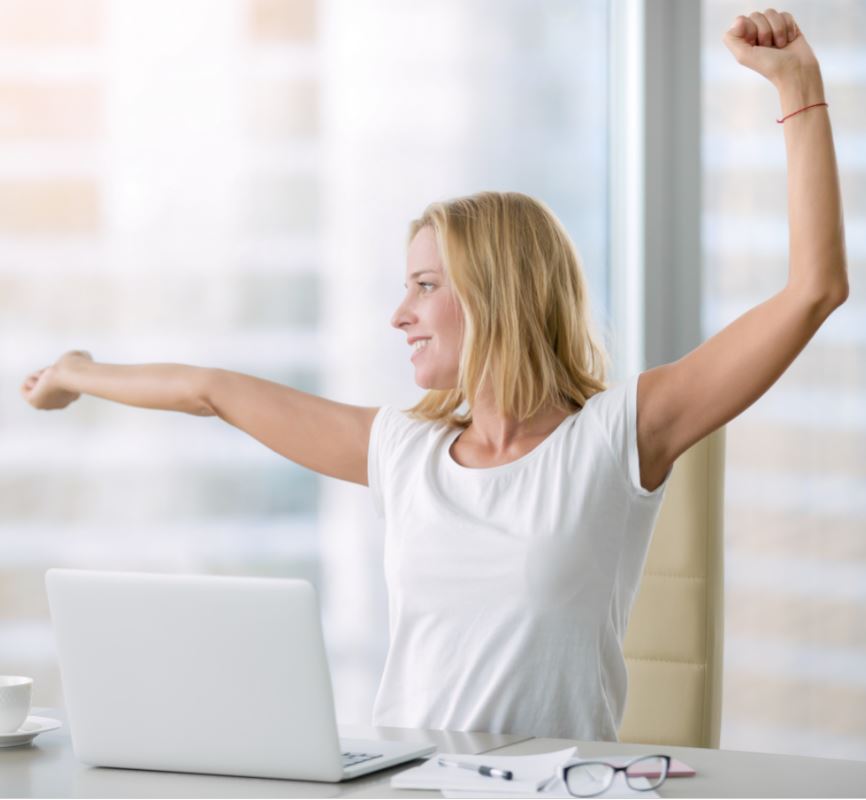 ragazza davanti al pc guarda fuori dalla finestra