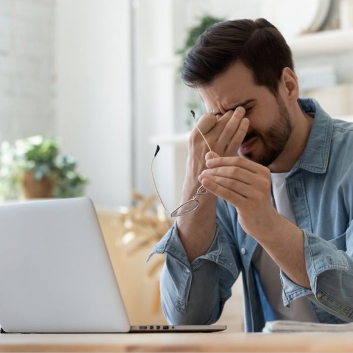 ragazzo davanti al computer con problemi di tecnostress