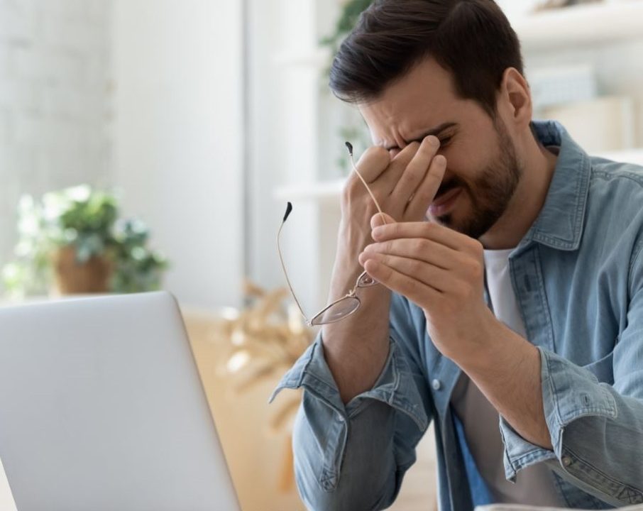 ragazzo davanti al computer con problemi di tecnostress