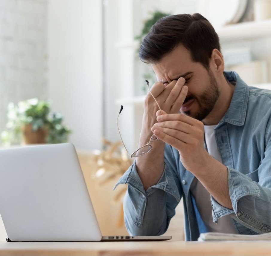 ragazzo davanti al computer con problemi di tecnostress