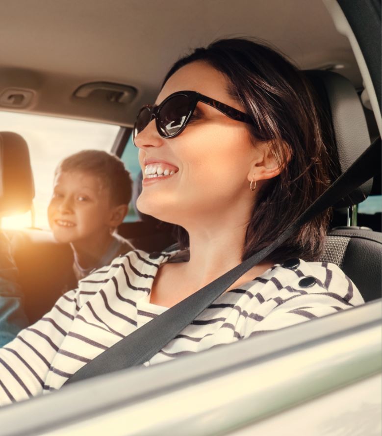 donna al volante con occhiali da sole