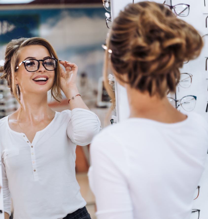 ragazza con indosso occhiali da vista