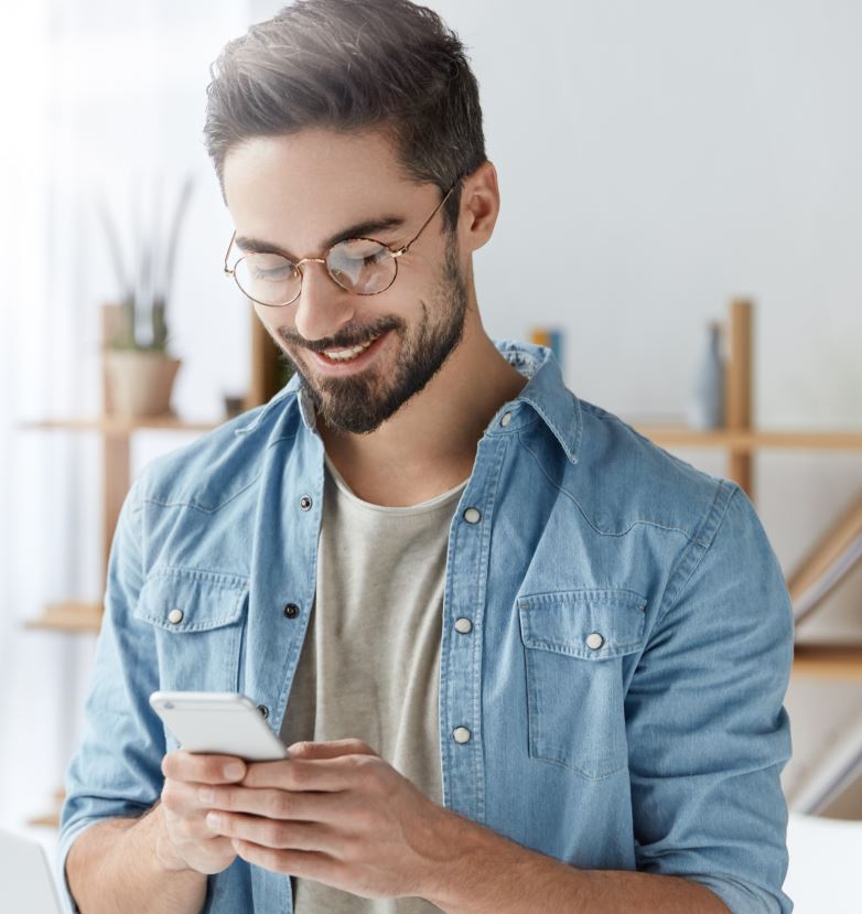 ragazzo con occhiali lenti antifatica davanti smartphone