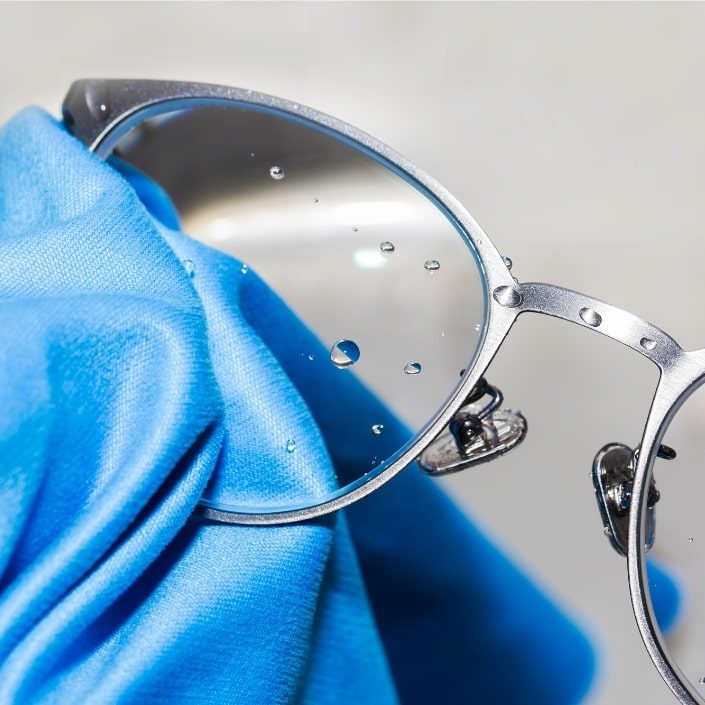Corretta pulizia occhiali da vista con panno in microfibra - Forlini Optical